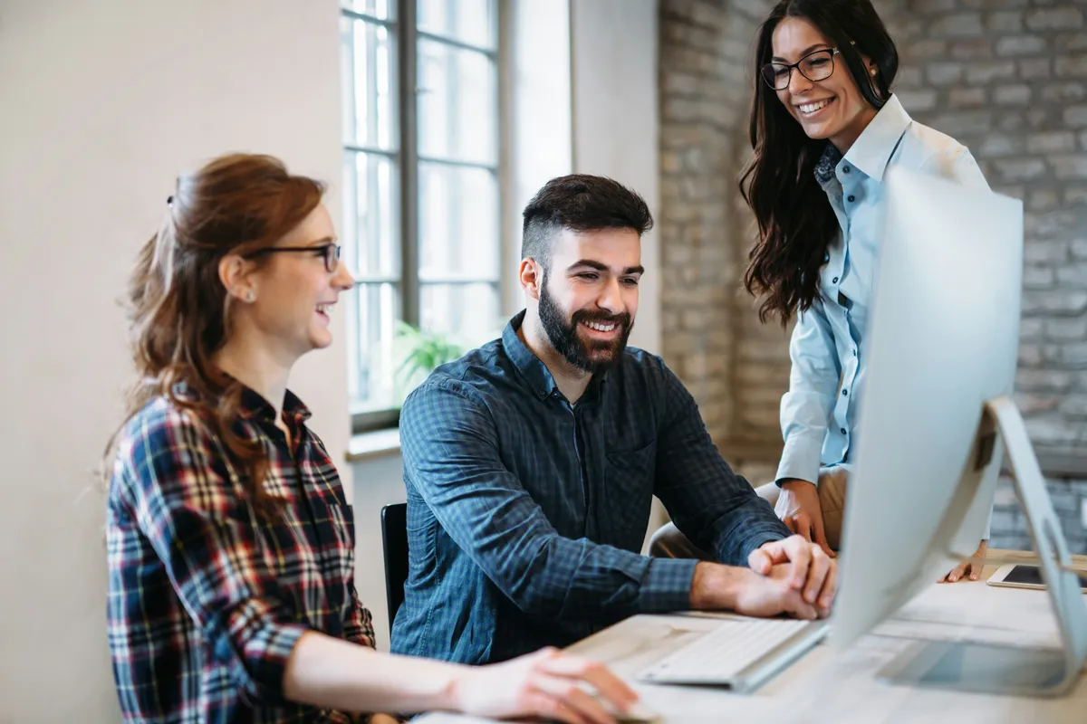 Vue aérienne d’une équipe en séance collaborative autour d’une table, illustrant l’approche humaine, stratégique et confidentielle de Brio PAE dans l’accompagnement des organisations