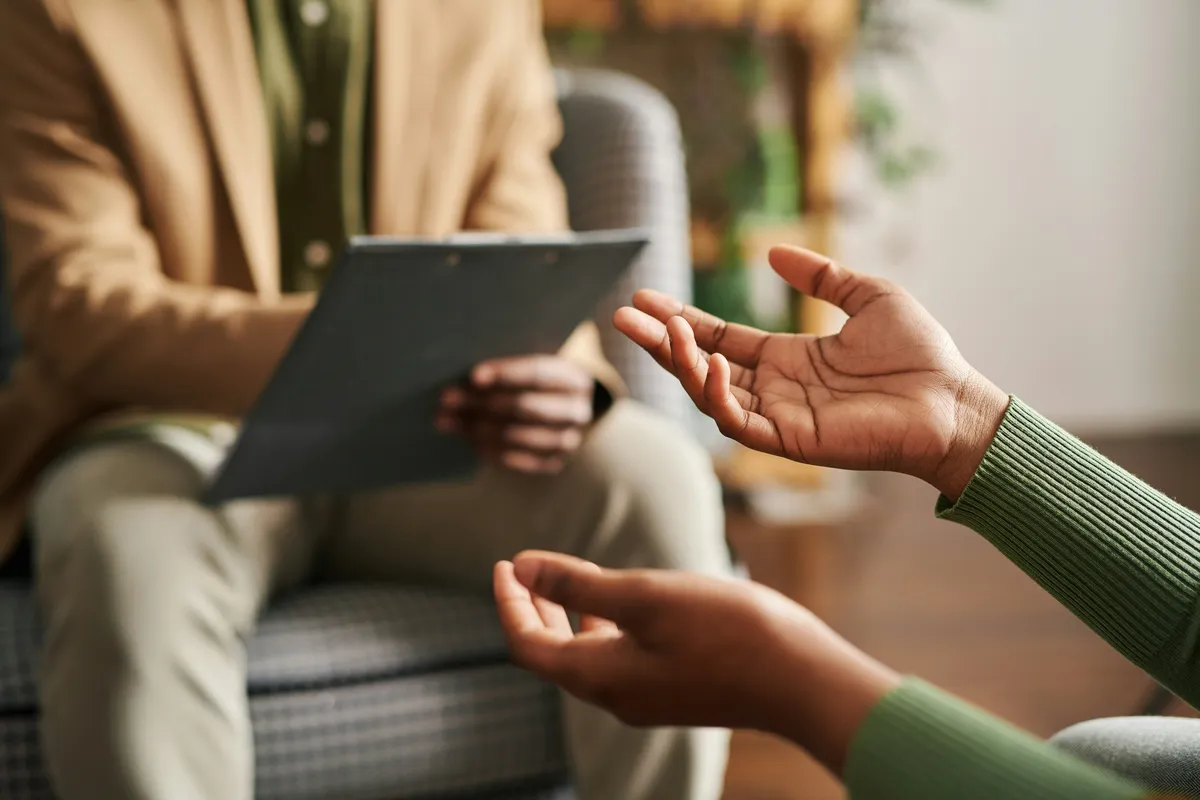 Employé en discussion avec un intervenant, illustrant un espace de parole sécurisant et bienveillant.