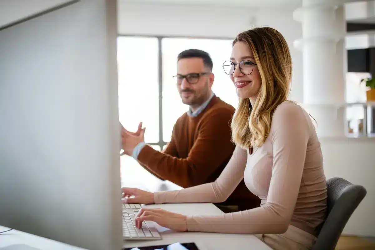 Personne discutant avec un professionnel dans un cadre confidentiel