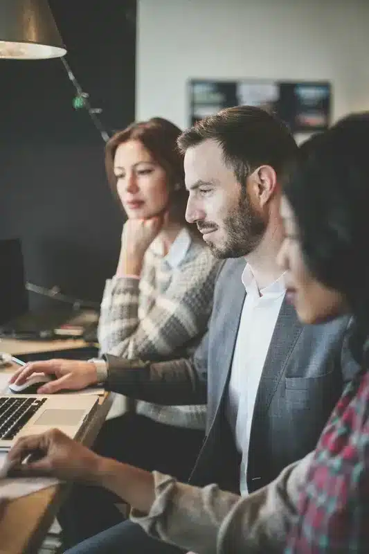 Employés en discussion lors d’un accompagnement de fin d’emploi dans un cadre professionnel et bienveillant