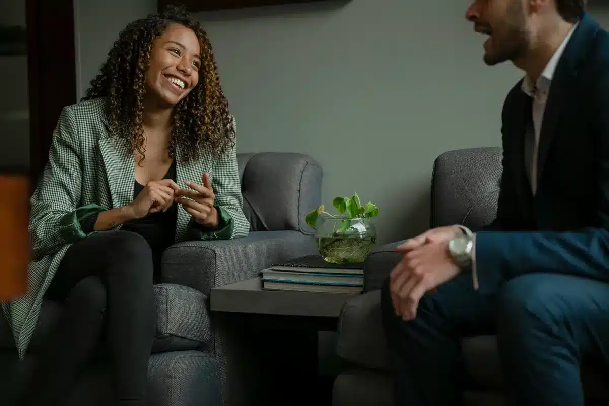 Rencontre individuelle entre un employé en transition et une spécialiste de Brio PAE dans un espace chaleureux et confidentiel